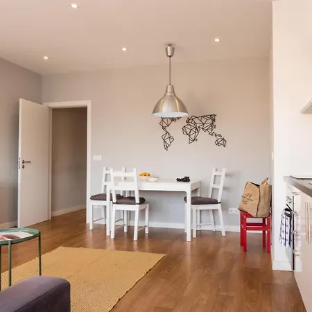Bright & By Lovelystay Apartment