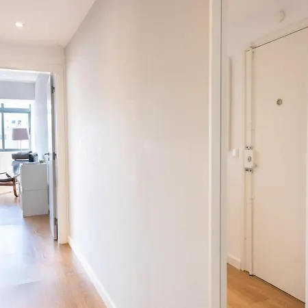 Apartment Bright & By Lovelystay